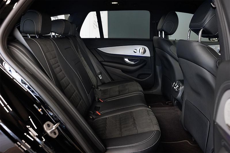 Mercedes-Benz Třídy E (2021) E 300 de T 4Matic AMG Line - fotka 28 z 39