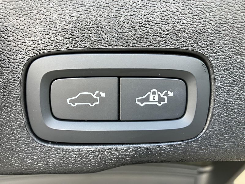 Volvo XC60 B5 AWD Black Edition Plus AT8 - fotka 13 z 47