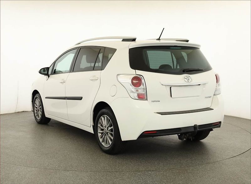 Toyota Verso (2015) 1.8 Valvematic, Serv.kniha - fotka 4 z 16