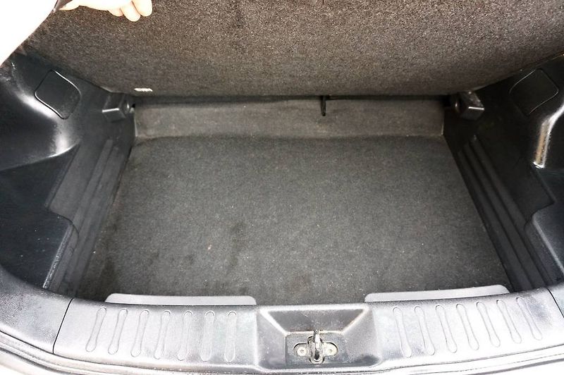 Nissan Juke (2015) 1,6i 69 kW - fotka 15 z 40