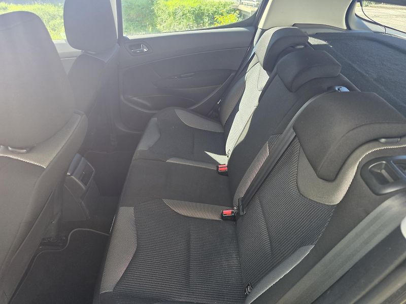 Peugeot 308 (2010) 1.6i TAŽNÉ  - fotka 9 z 16
