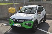 Na letišti už jezdí první desítky elektromobilů. Třeba Dacií