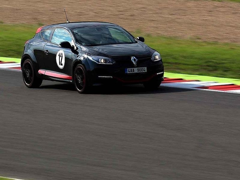 Rychlé Renaulty na Autodromu v Mostě.