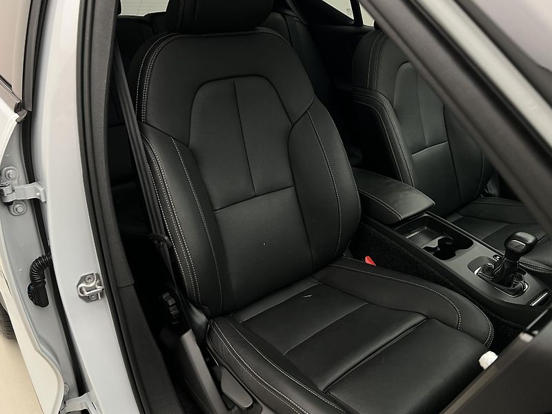 Volvo XC40 T3 R-DESIGN  - fotka 19 z 41
