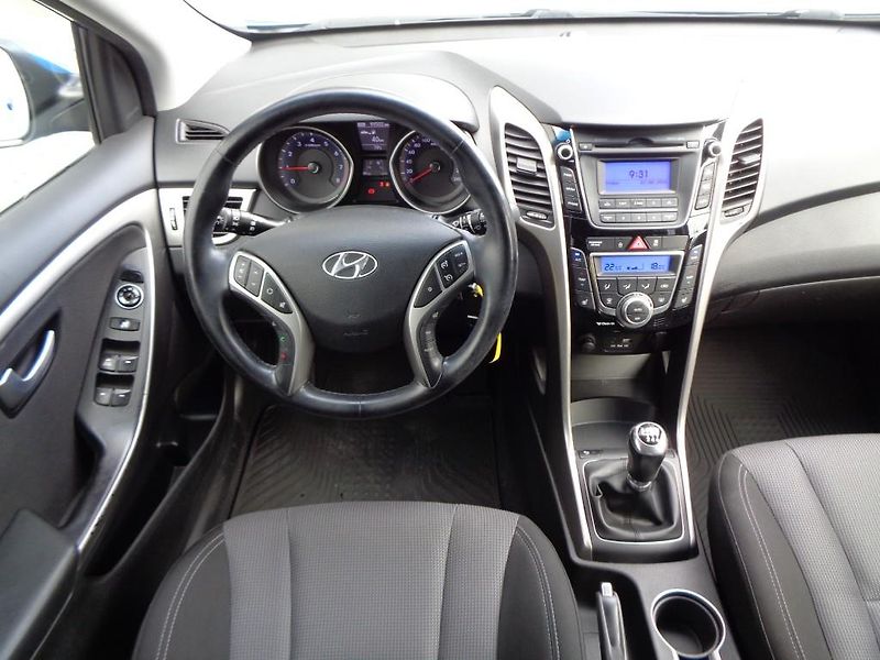 Hyundai i30 1.6i GDI Weekend - fotka 5 z 25
