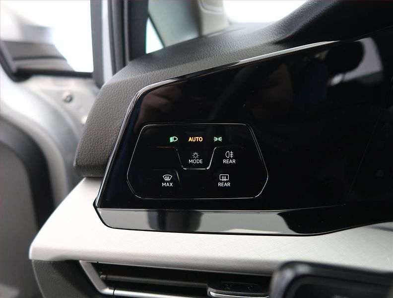 Volkswagen Golf (2024) Life 1.5 eTSI, digi klima - fotka 22 z 23