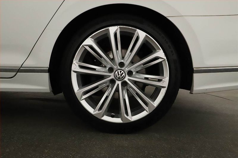 Volkswagen Passat (2017) R-Line 2.0 TDI, Kůže - fotka 12 z 20