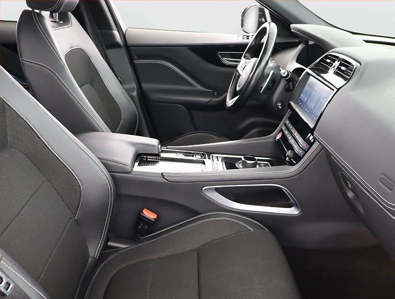 Jaguar F-Pace (2020) 25d AWD, Původ ČR - fotka 9 z 23