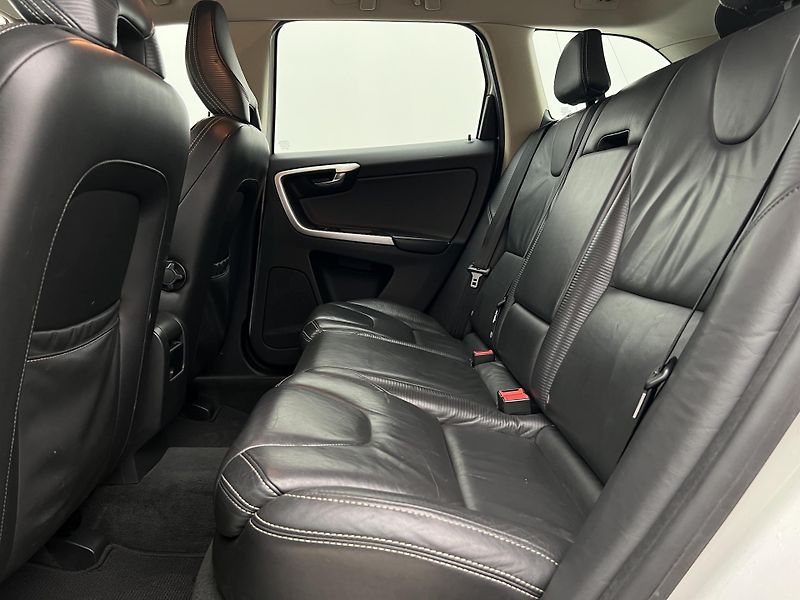 Volvo XC60 D5 AWD R-DESIGN AUT  - fotka 6 z 27