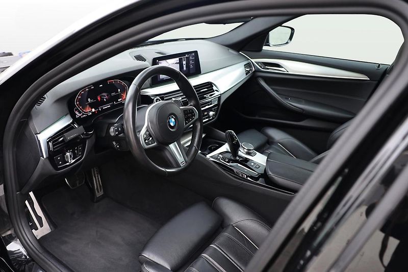 BMW Řada 5 520d xDrive Touring - fotka 15 z 22