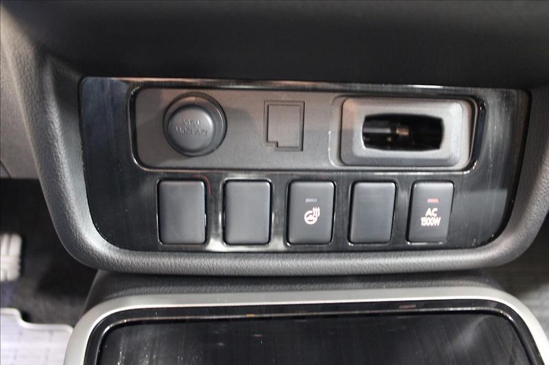 Mitsubishi Outlander 2,0 i Plus 4x4 PHEV Hybrid - fotka 26 z 35