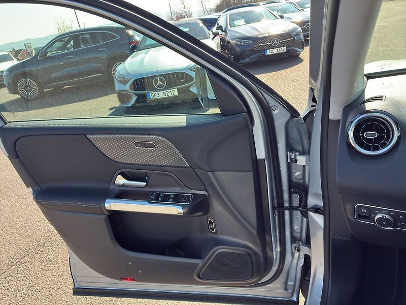 Mercedes-Benz GLB 180 d - fotka 22 z 26