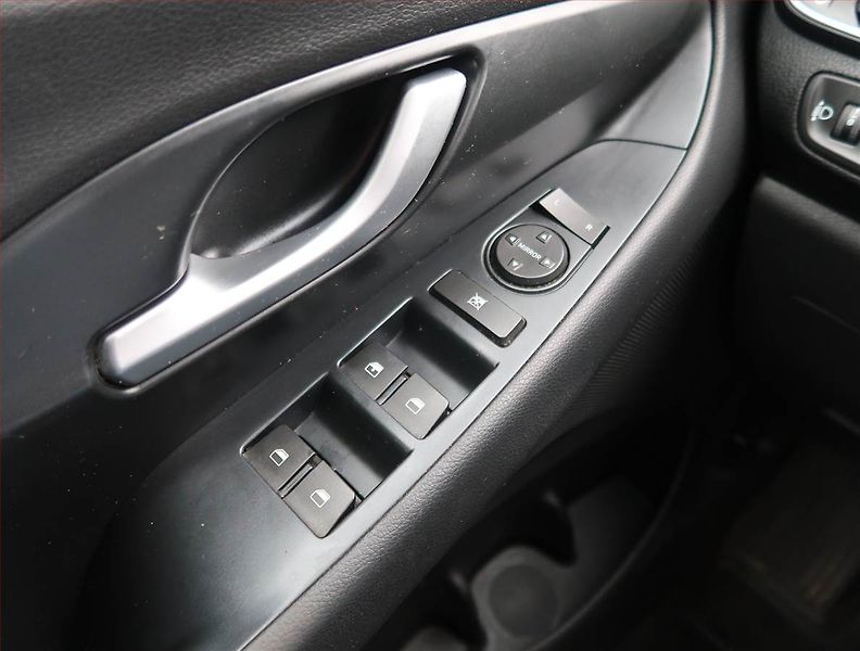 Hyundai i30 (2018) 1.6 CRDi, Tempomat - fotka 18 z 19
