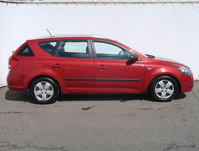Kia Ceed (2010) 1.6 CVVT, Serv.kniha - fotka 6 z 16