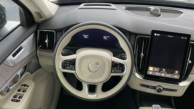 Volvo XC90 (2026) PLUS DARK, B5 AWD, 184+10 kW / - fotka 8 z 12