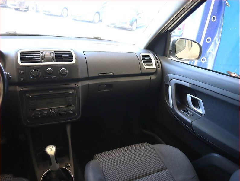 Škoda Roomster (2007) 1.6 16V, Park. senzory - fotka 8 z 16