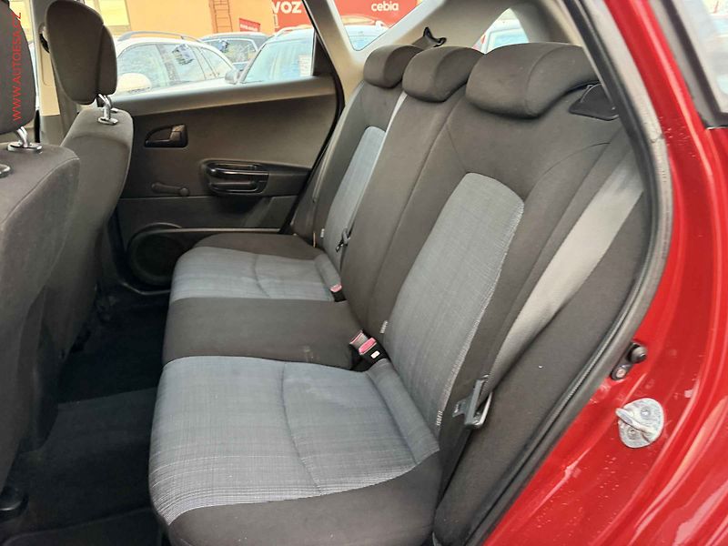 Kia Ceed (2010) 1.4CVVT, ČR, AC, park.čidla - fotka 10 z 16