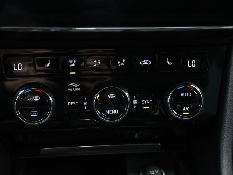 Škoda Superb 2,0 TDI 147kW 4x4 DSG Style+ - fotka 25 z 35