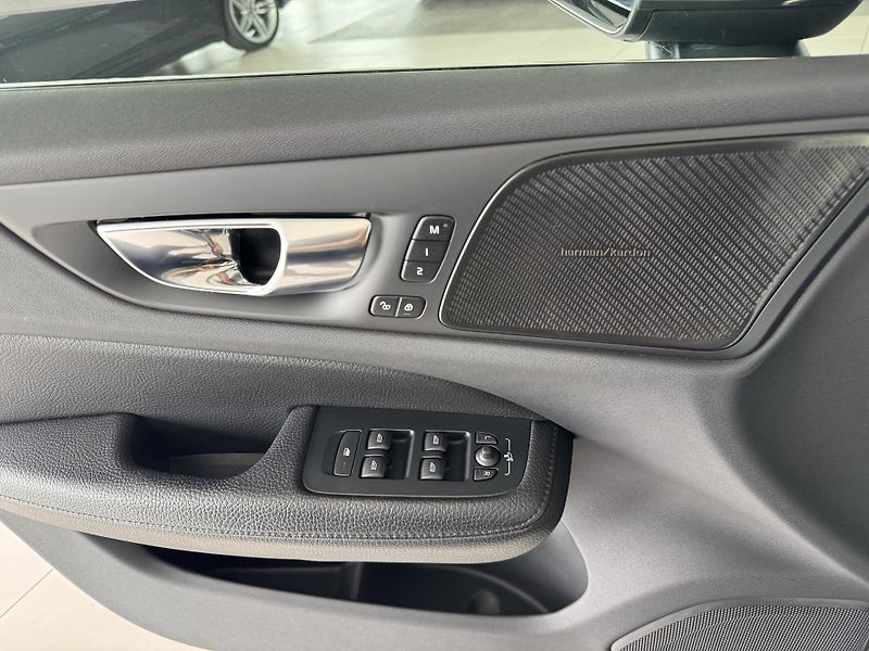 Volvo V60 T6 AWD*257kW*Recharge*Inscript - fotka 28 z 33