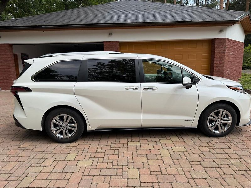 Toyota Sienna (2021) Platinum AWD - fotka 4 z 15