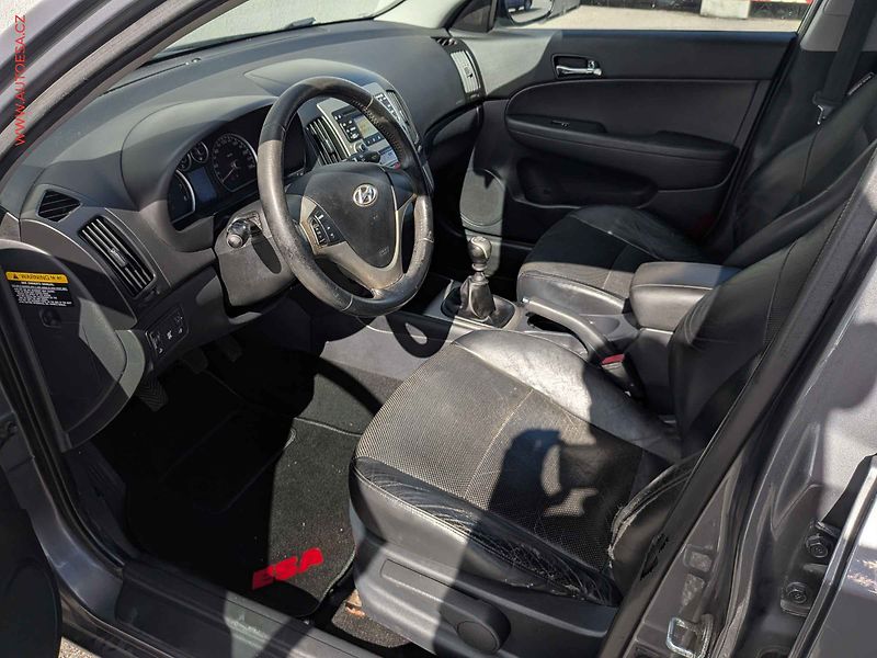 Hyundai i30 (2009) 1.6CVV-T, 2.maj,ČR, AC, kůže - fotka 9 z 14