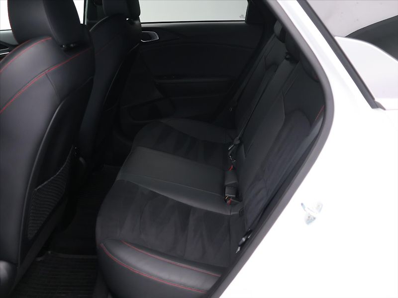 Kia Ceed 1,6 T-GDI 150kW Aut. GT CZ - fotka 14 z 27
