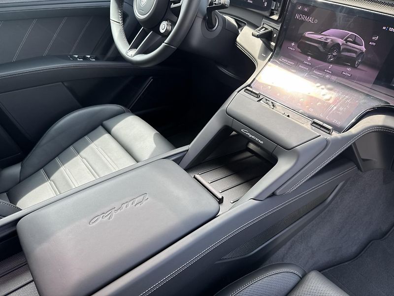 Porsche Cayenne Turbo Electric - fotka 26 z 29