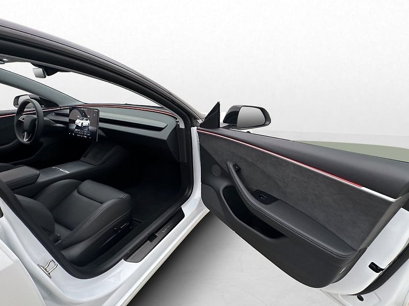 Tesla Model 3 Performance AWD - fotka 23 z 27