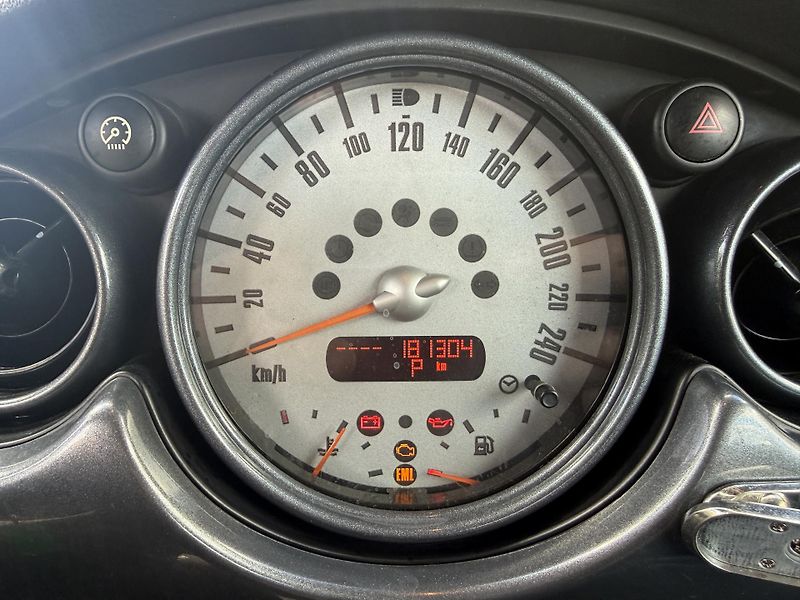 Mini Cooper 1.6i 85kW - fotka 12 z 16