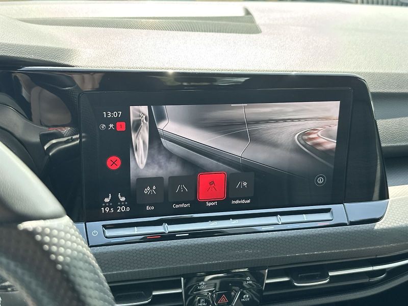 Volkswagen Golf (2023) 2.0 TSI DSG GTI - fotka 21 z 32