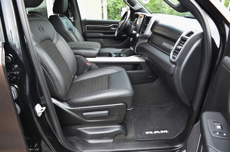 Dodge RAM (2022) 1500 BIGHORN 5.7 V8 HEMI 4x4  - fotka 18 z 51