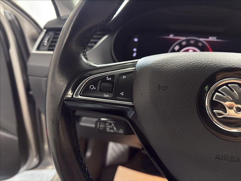 Škoda Octavia 1,6   TDI DSG STYLE+ VIRTU ACC - fotka 16 z 43