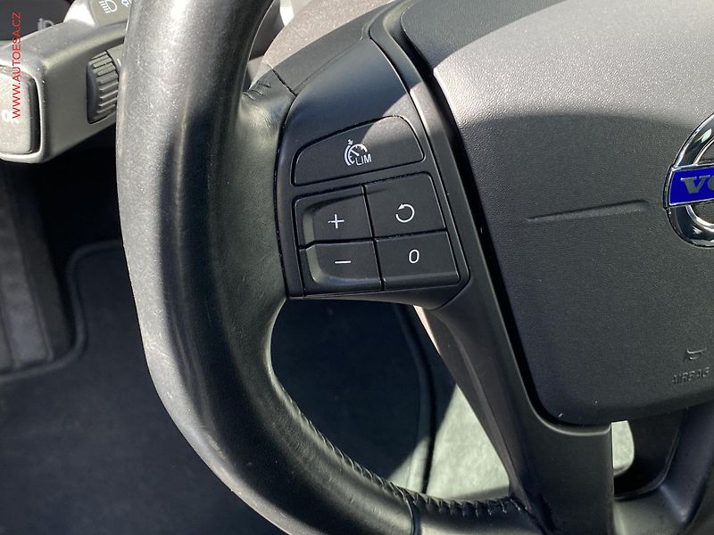 Volvo V40 (2013) 2.0D, AT, tempo, park.asist - fotka 13 z 17
