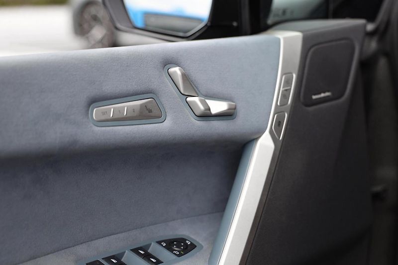 BMW iX xDrive40 - fotka 15 z 17