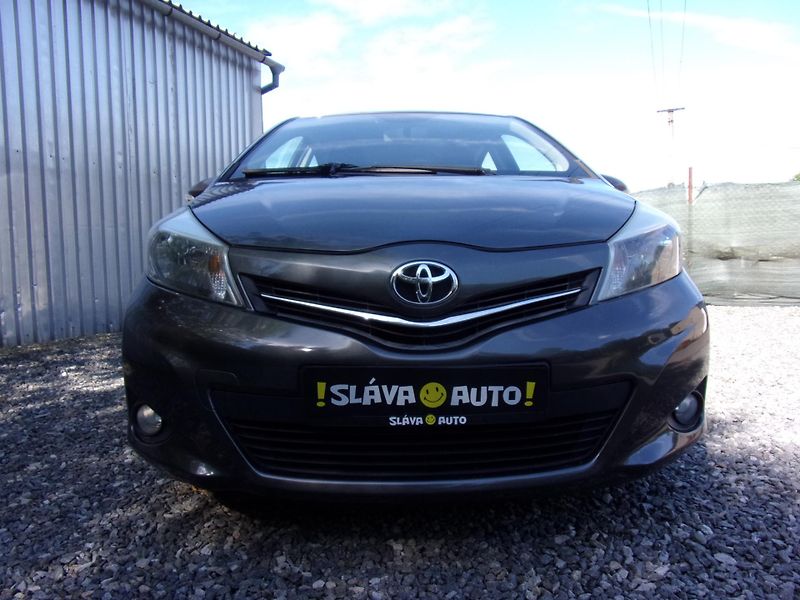 Toyota Yaris (2012) 1.3i 73kW LOUNGE AUT.KLIMA KM - fotka 2 z 23