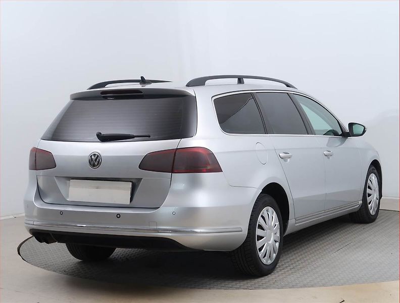 Volkswagen Passat (2012) 2.0 TDI, Automat, Navi - fotka 5 z 16