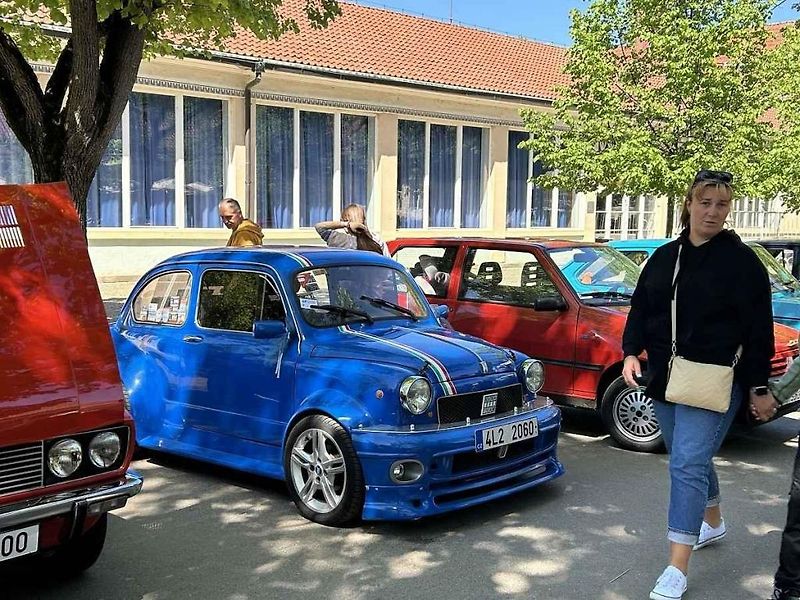 Kolonádu ovládla italská auta, na náměstí se dala ochutnat jihoevropská jídla.