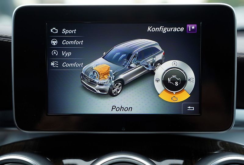 Mercedes-Benz GLC 250i 4Matic/kůže/Led/9AT/ČR - fotka 40 z 43