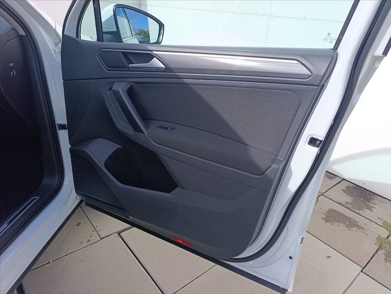 Volkswagen Tiguan 2,0 TDi R-Line DSG 4x4 Navi ČR - fotka 26 z 33
