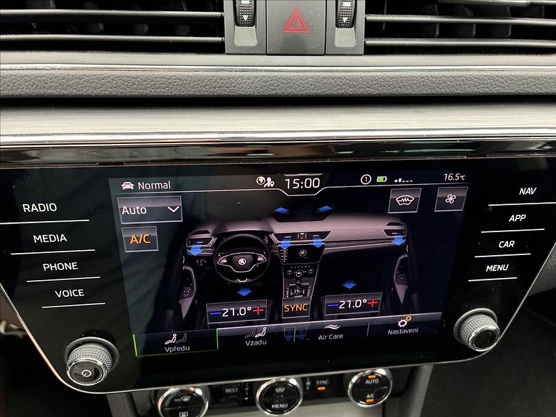 Škoda Superb 2,0 STYLE 4X4 TAŽNÉ,KAMERA - fotka 28 z 31