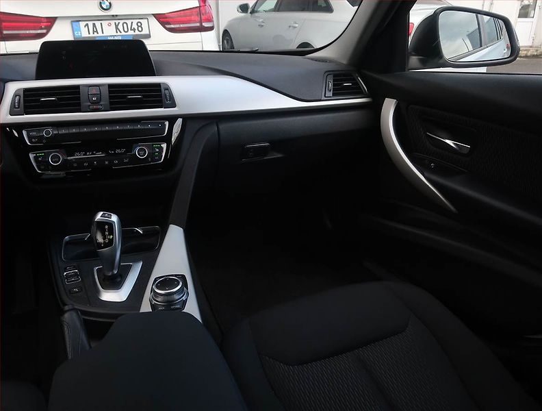 BMW Řada 3 (2018) 318 d, Automat, Serv.kniha - fotka 8 z 16