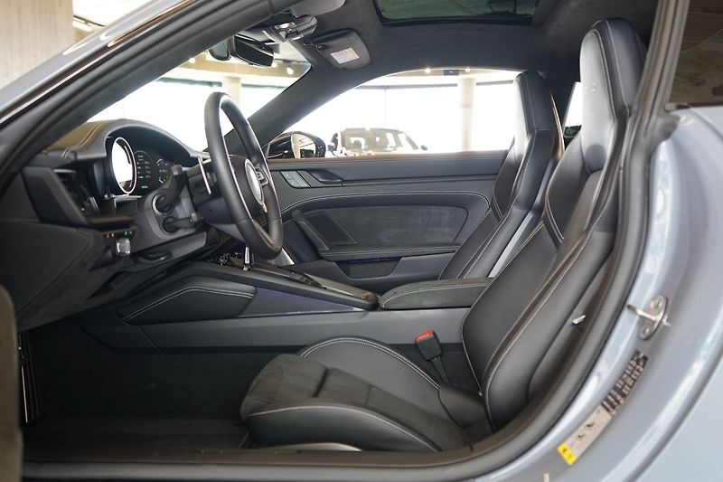 Porsche 911 Carrera 4 GTS, Aerokit, Lift - fotka 19 z 55