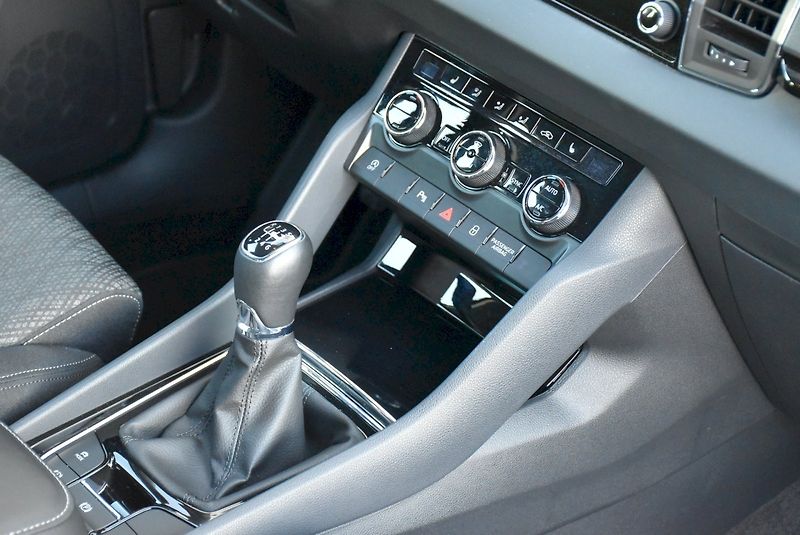 Škoda Karoq (2025) Top Selection 1,5 TSI 110 kW 6 - fotka 35 z 37