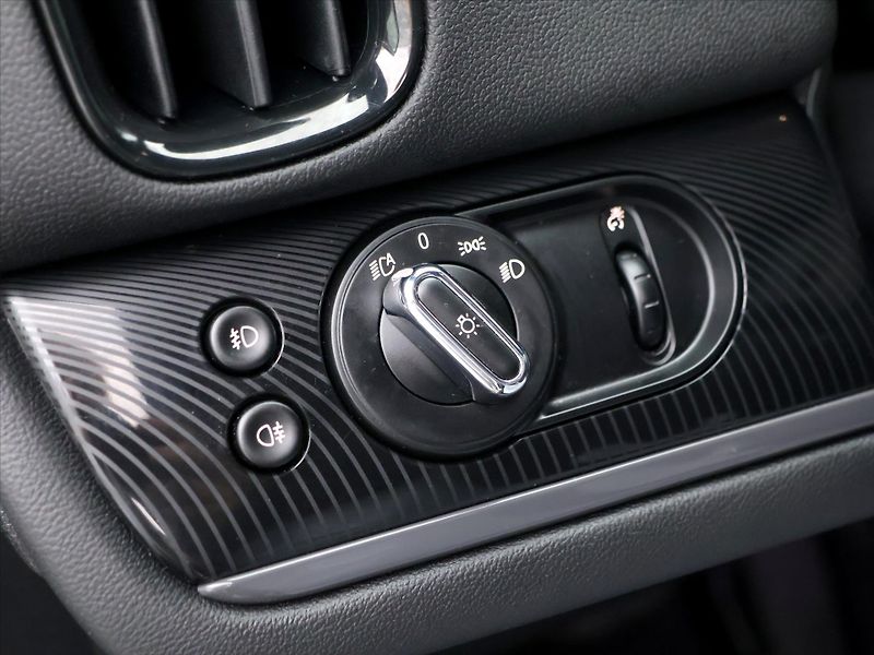 Mini Countryman 2,0 SD 140kW ALL4 Aut. LED - fotka 17 z 35