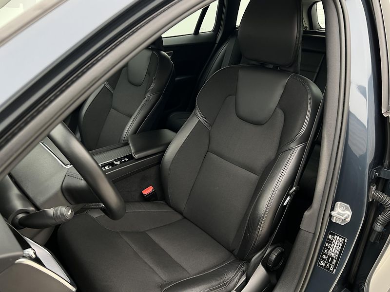 Volvo V60 CC D4 AWD AUT CZ 1. maj. - fotka 17 z 43