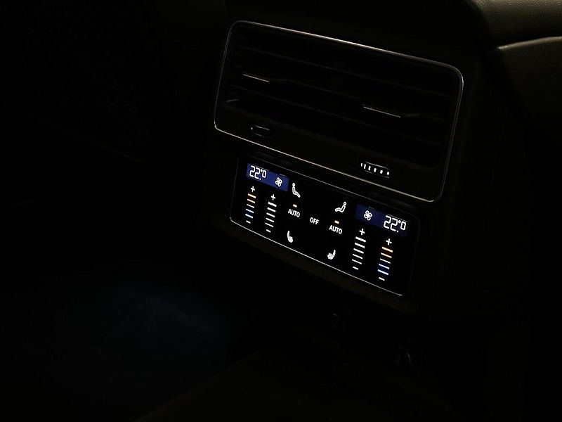 Audi Q8 (2021) S-Line 55 TFSI Quattro 250 kW  - fotka 16 z 33