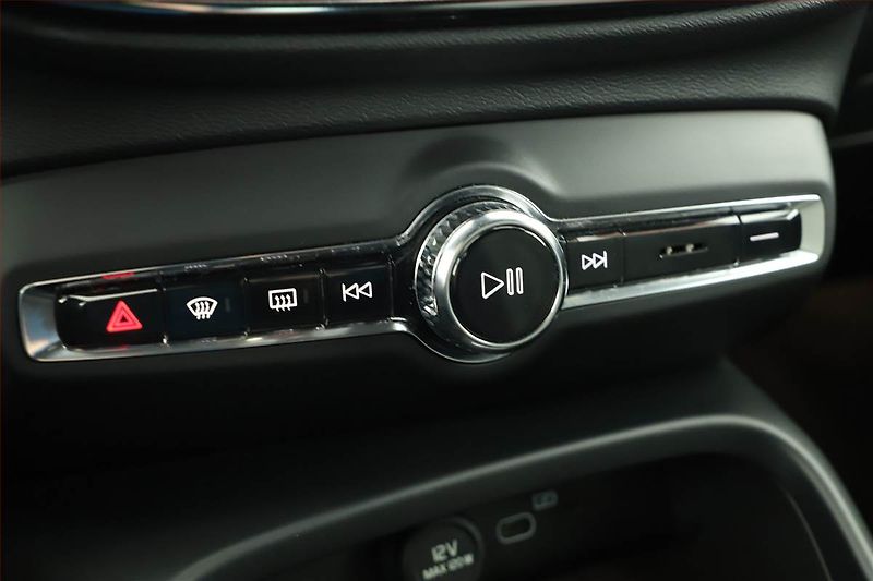 Volvo XC40 (2022) B3 - fotka 12 z 18