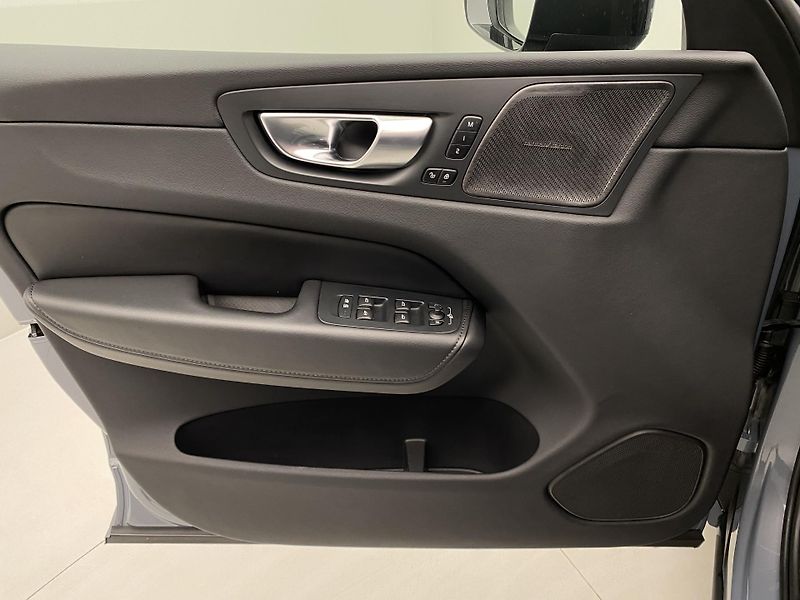 Volvo XC60 B4 AWD DARK PLUS REZERVACE - fotka 7 z 53