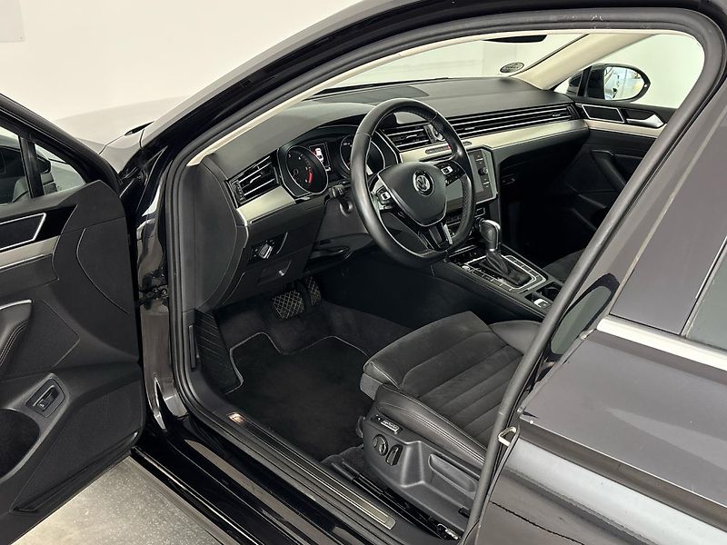 Volkswagen Passat R-Line DSG - fotka 6 z 32