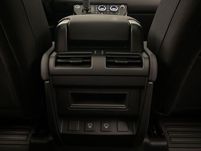 Land Rover Defender 110 D200 S AWD AUT CZ - fotka 30 z 46